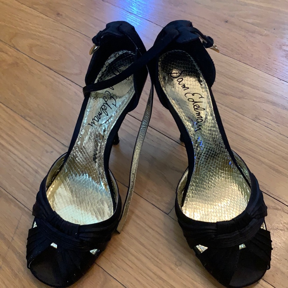 Black stroppy heel